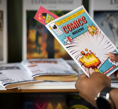 photo bande dessinée dans une main