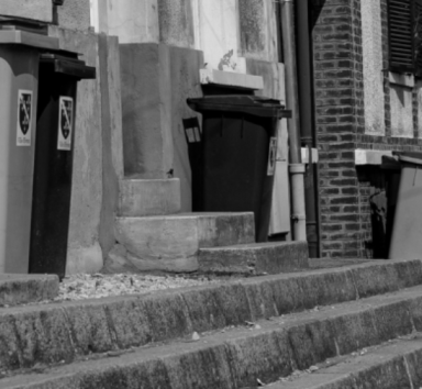 containers poubelles sur le trottoir