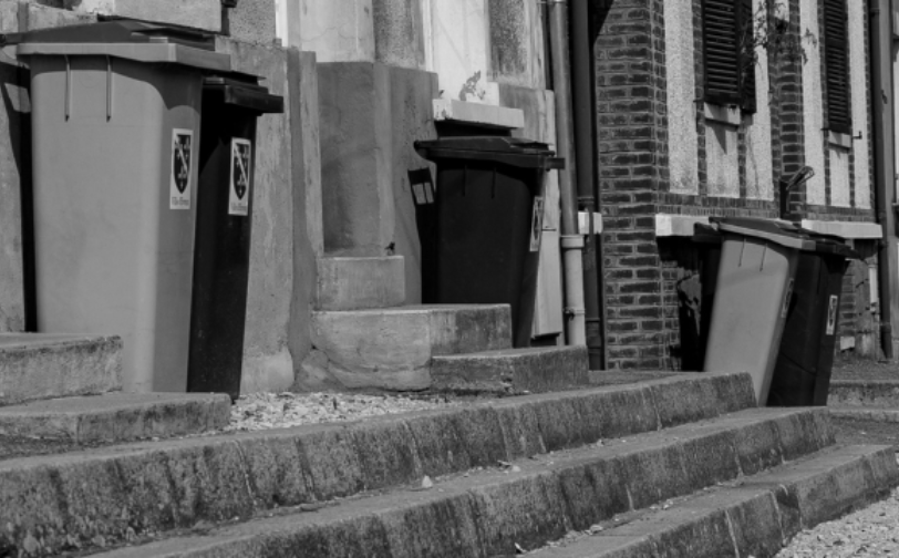 containers poubelles sur le trottoir - Agrandir l'image, fenêtre modale