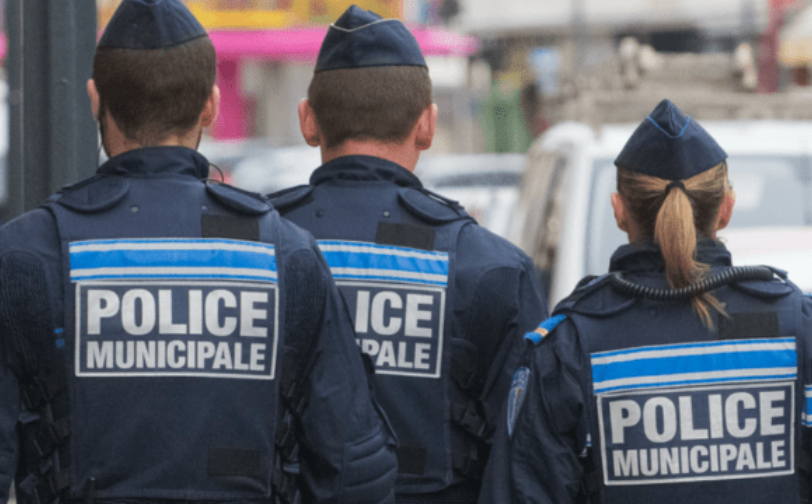 agents police municipale de dos dans la rue - Agrandir l'image, fenêtre modale