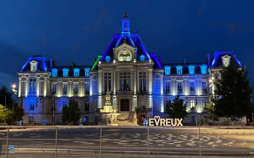 hôtel de ville éclairage turquoise - Agrandir l'image, fenêtre modale